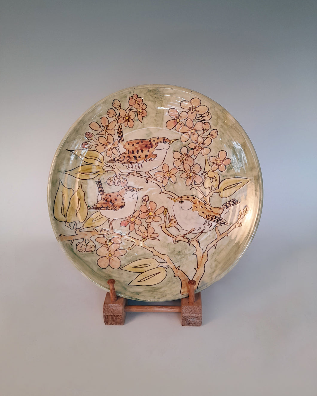 large earthenware dish depicting 3 Wrens in Brambles